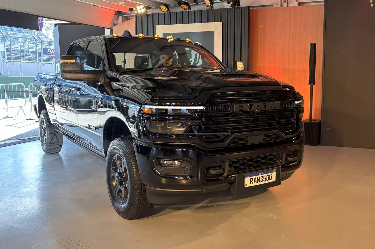 Ram 3500 Laramie Night Edition de frente na cor preta