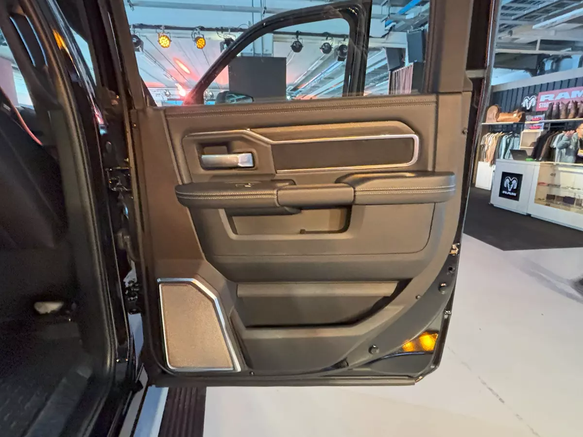 forro de porta da Ram 3500 Laramie Night Edition
