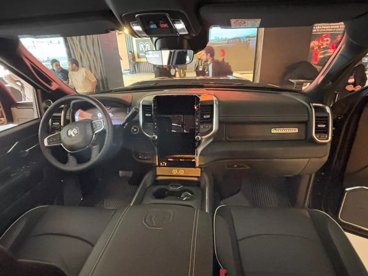 painel da Ram 3500 Laramie Night Edition
