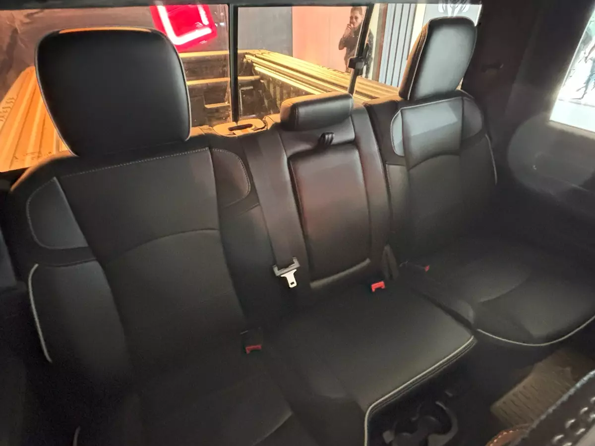 banco traseiro da Ram 3500 Laramie Night Edition
