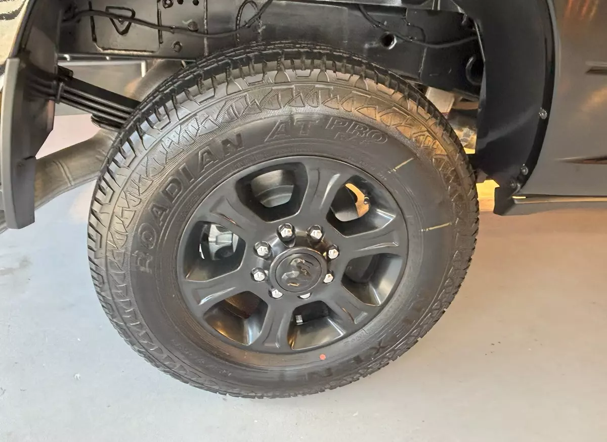 roda de liga da Ram 3500 Laramie Night Edition
