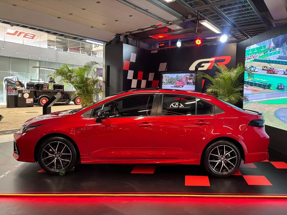Toyota Corolla GR-Sport 2025 de lado na cor vermelha
