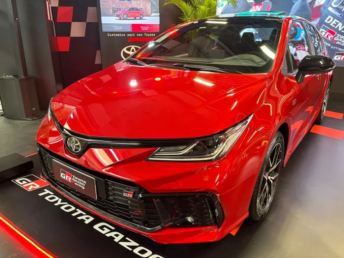 Toyota Corolla GR-Sport 2025 de frente na cor vermelha