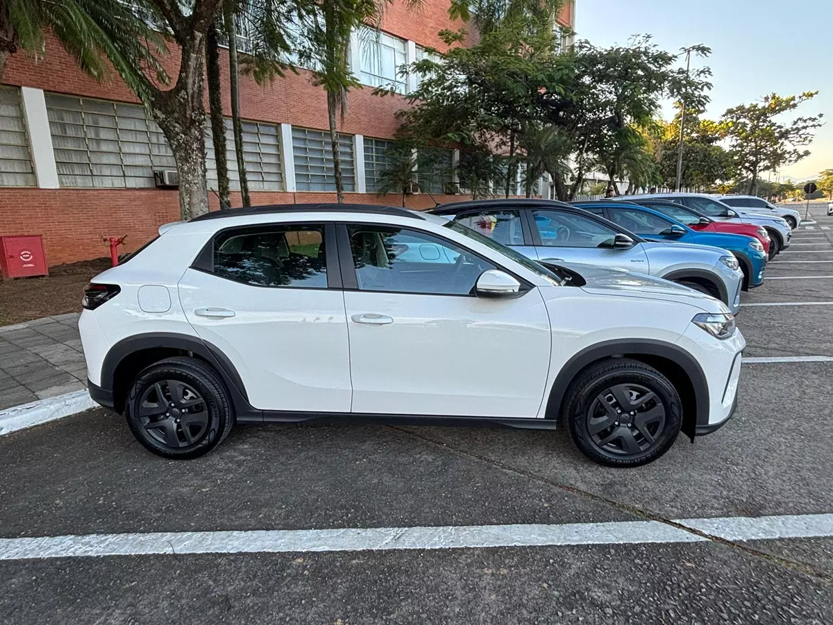 VW Tera 1.0 MPI 2026 de lado na cor Branco Cristal 
