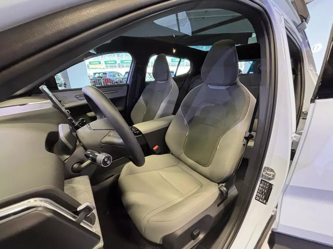 Bancos dianteiros do Volvo EX30 Cross Country 2026