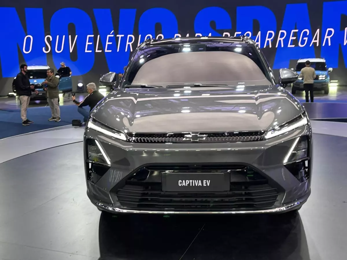  Chevrolet Captiva EV Premier 2026 de frente na cor cinza