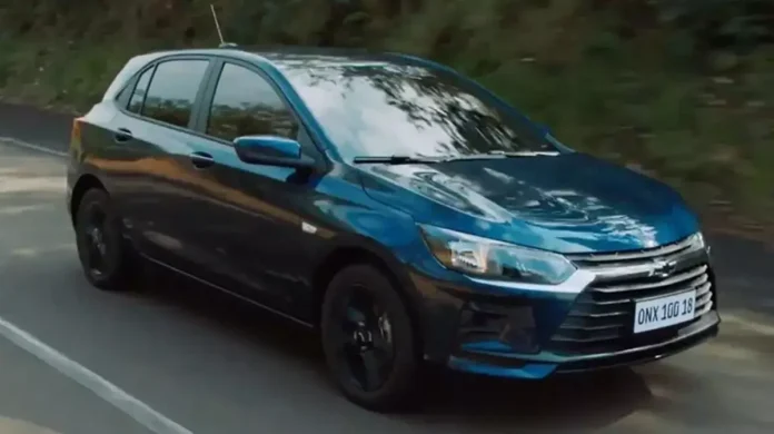 Chevrolet Onix 100 anos 2026 de frente na cor azul boreal