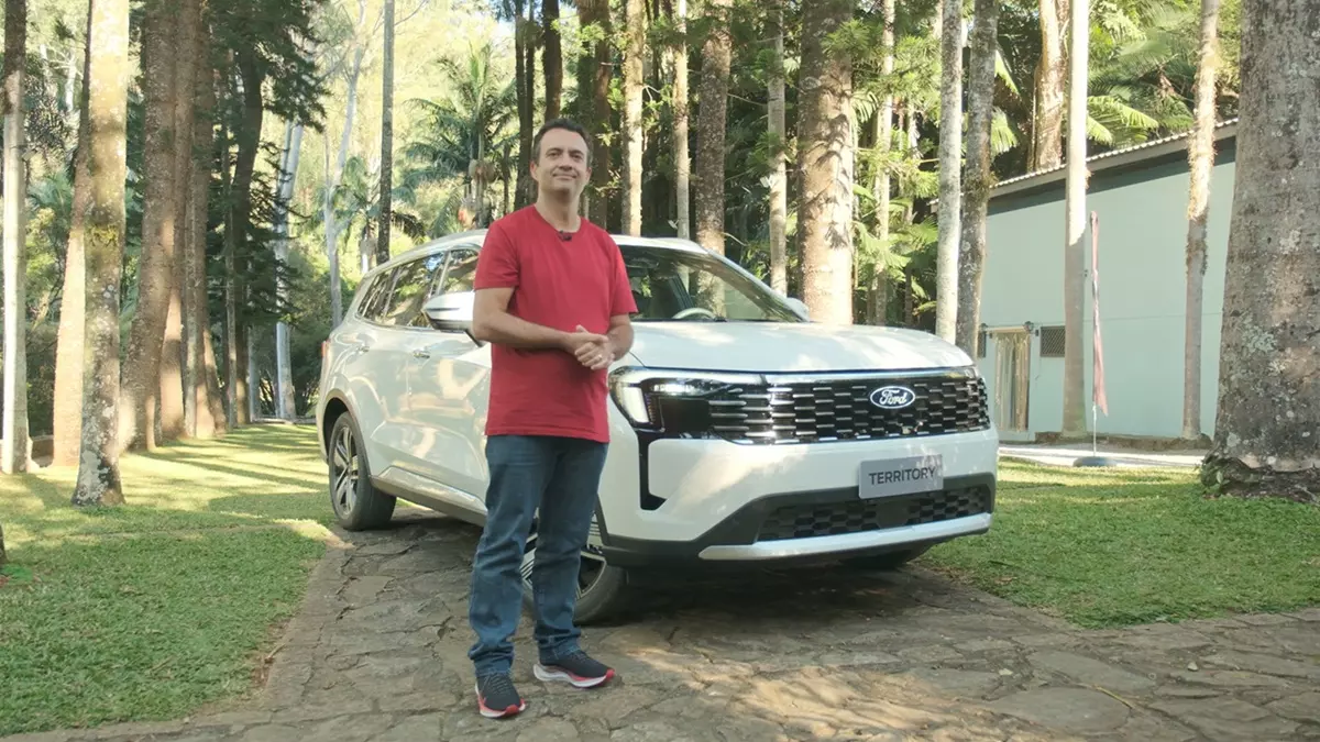 Ford Territory Titanium 2026 na cor branca de frente e Marlos Ney Vidal