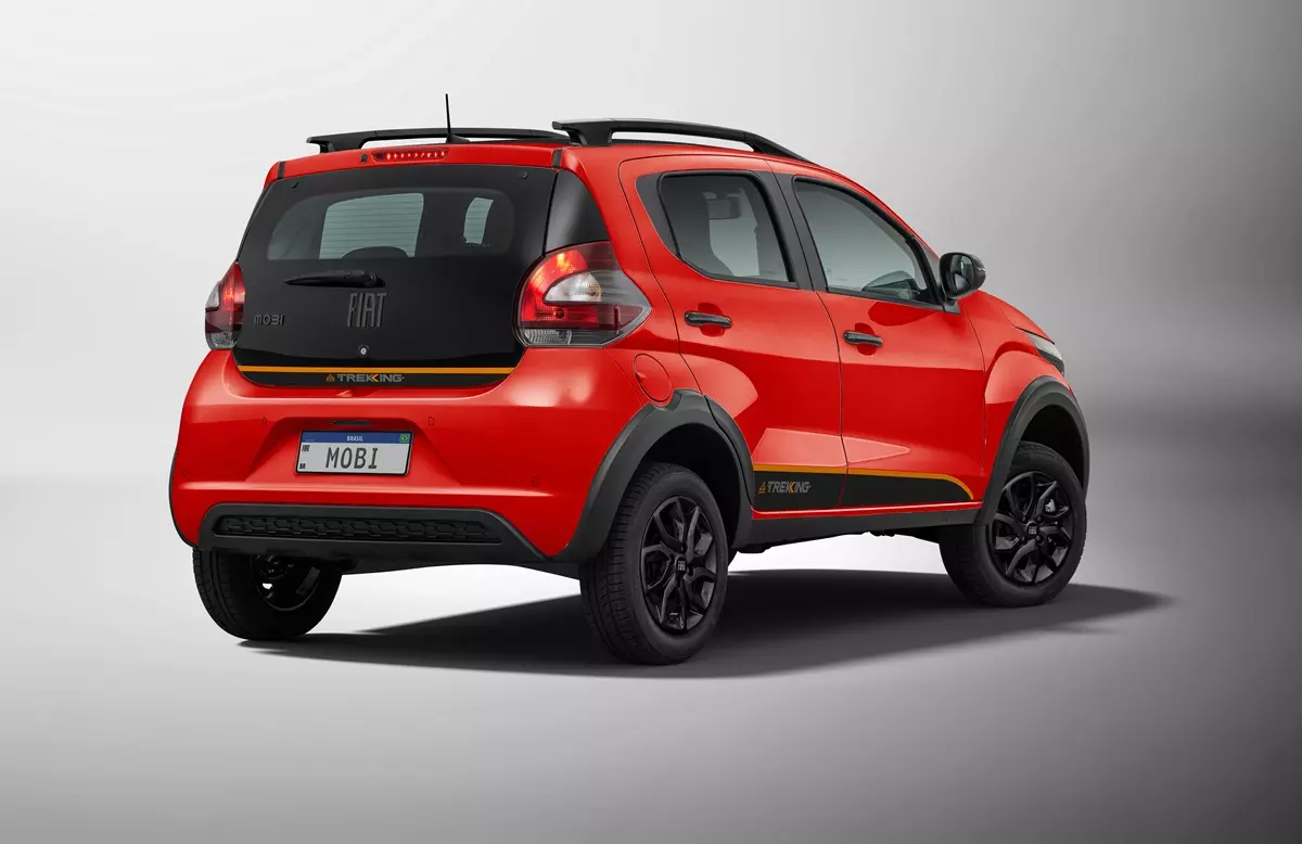 Fiat Mobi Trekking 2026 de traseira na cor vermelha
