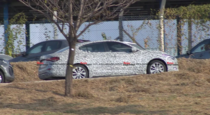 Flagra Nissan Sylphy e-Power em testes Stellantis