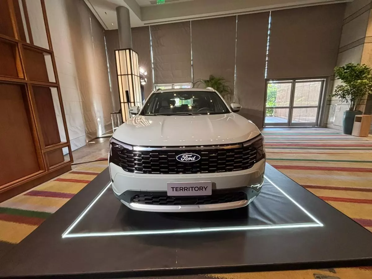 Ford Territory Titanium 2026 na cor branca de frente