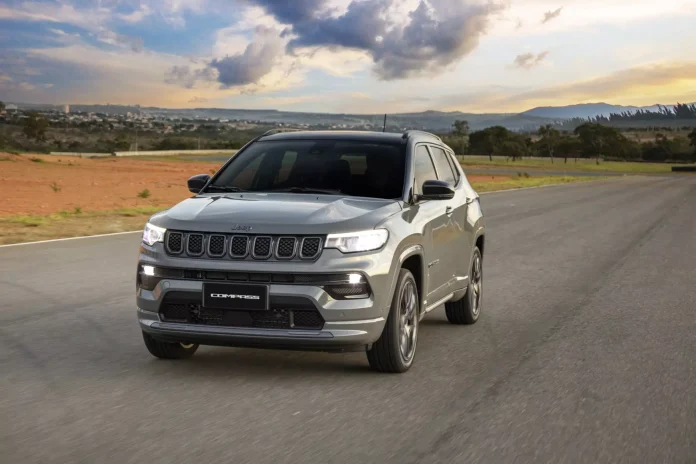 Jeep Compass Série S 2026 de frente na cor cinza