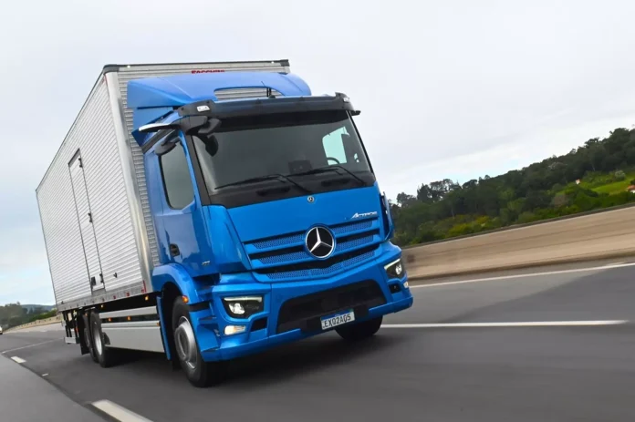 Mercedes-Benz eActros de frente na cor azul