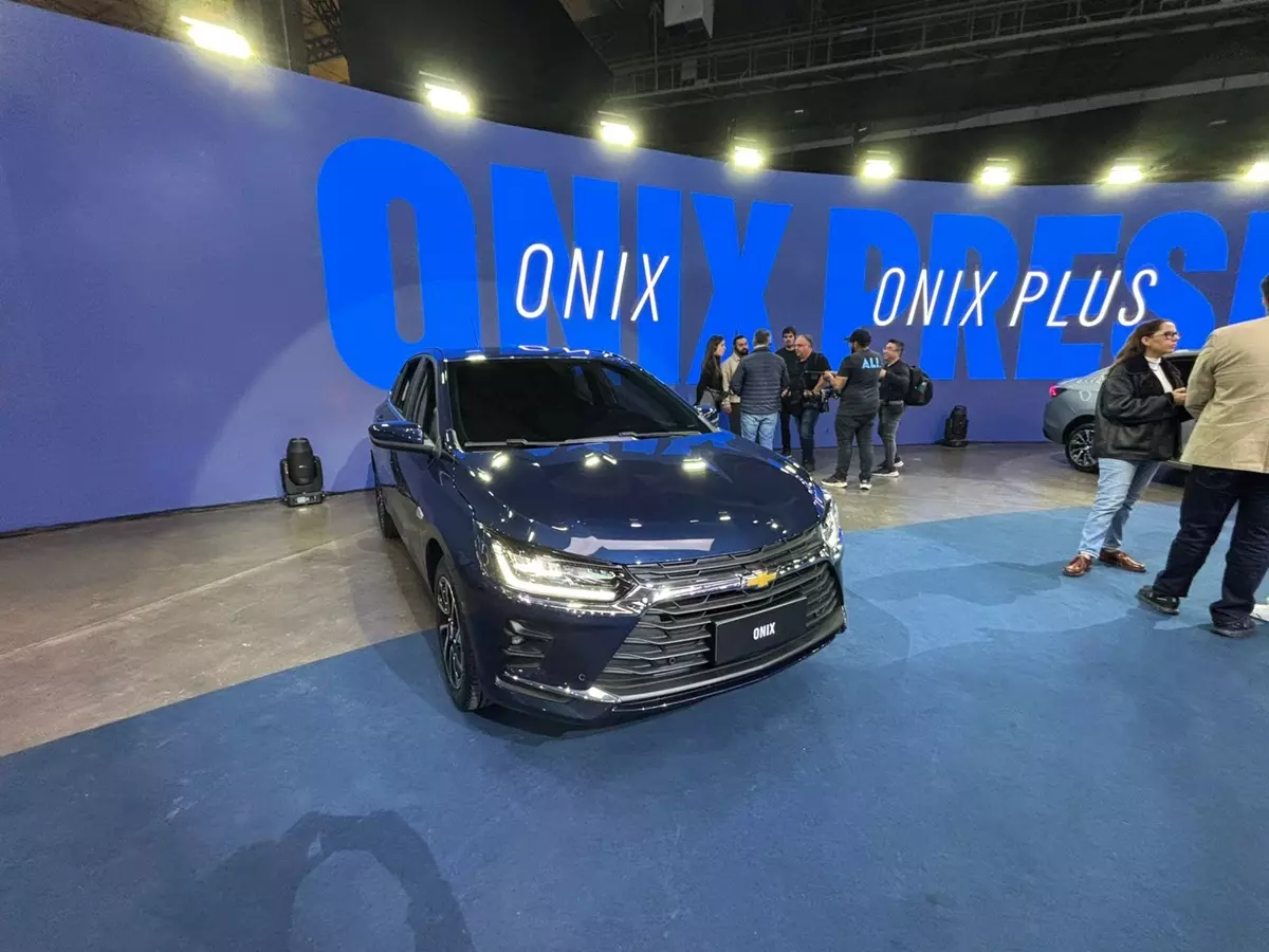 Novo Chevrolet Onix Premier 2026 de frente na cor azul