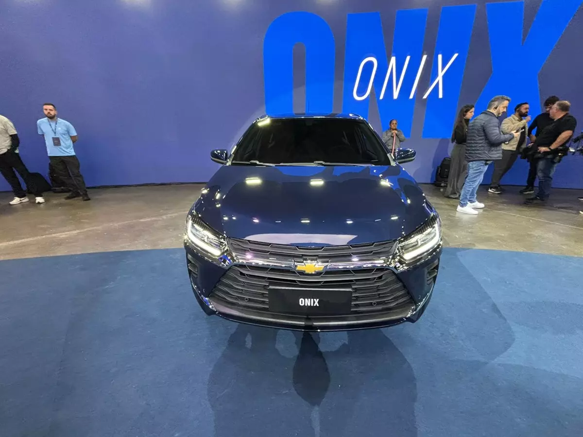 Novo Chevrolet Onix Premier 2026 de frente na cor azul