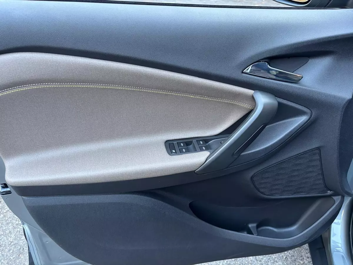 Forro de porta dianteiro esquerdo do Chevrolet Tracker Premier 2026