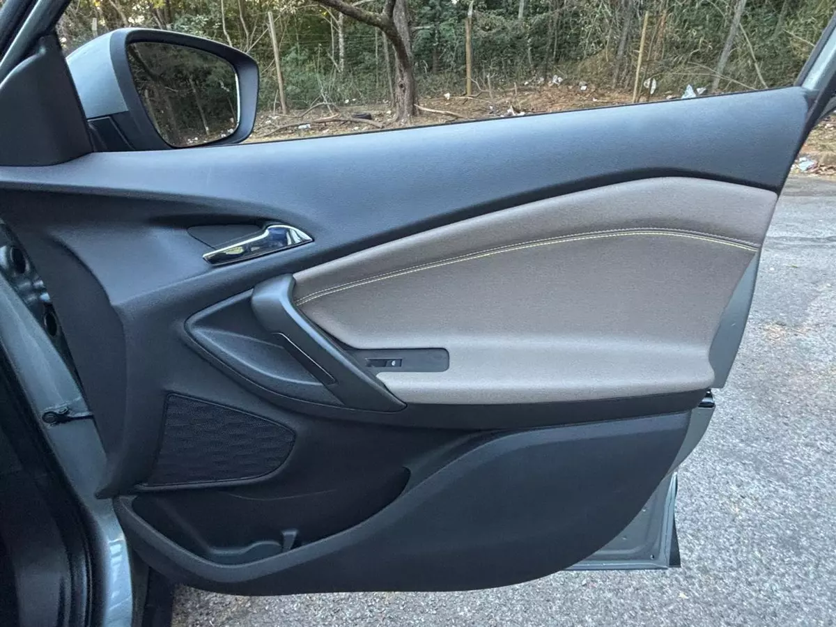 Forro de porta dianteiro direito do Chevrolet Tracker Premier 2026