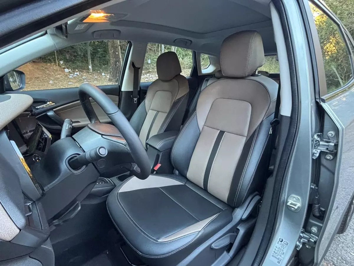 bancos dianteiros do Chevrolet Tracker Premier 2026
