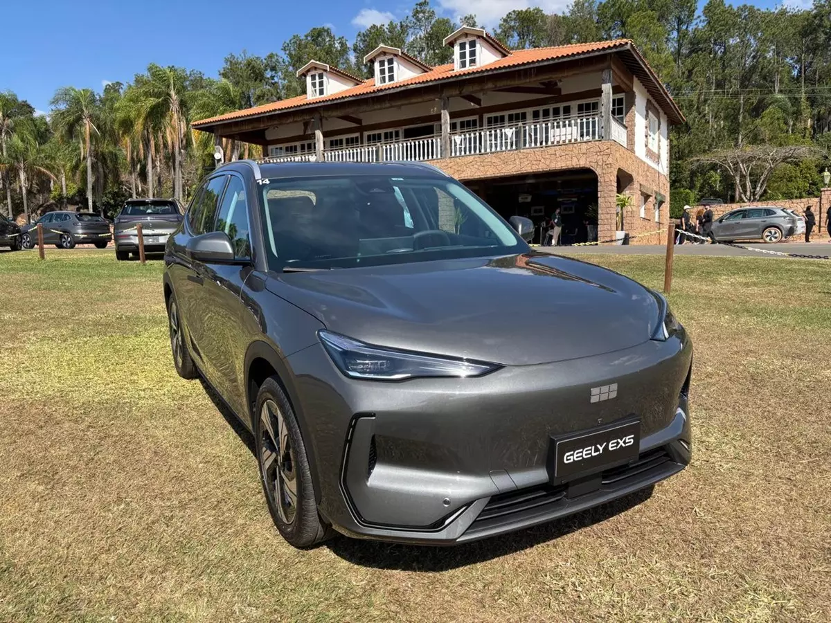 Novo Geely EX5 Max de frente na cor Cinza Ash