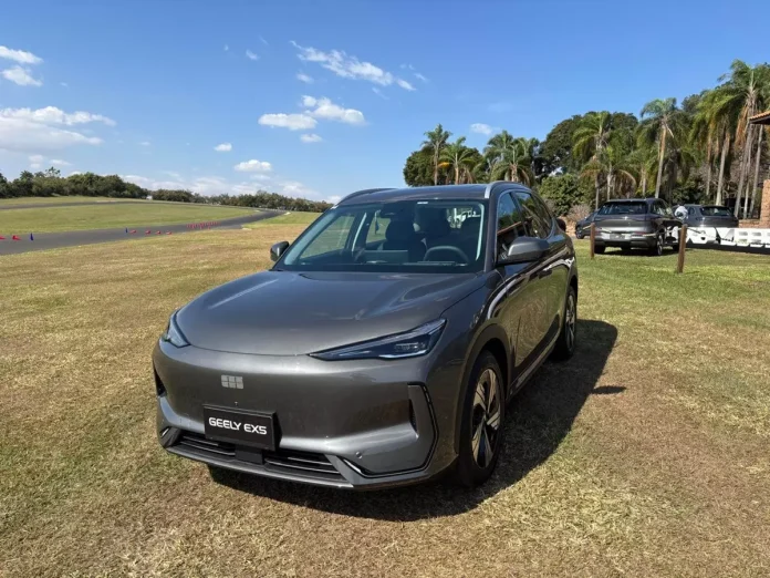 Novo Geely EX5 Max de frente na cor Cinza Ash