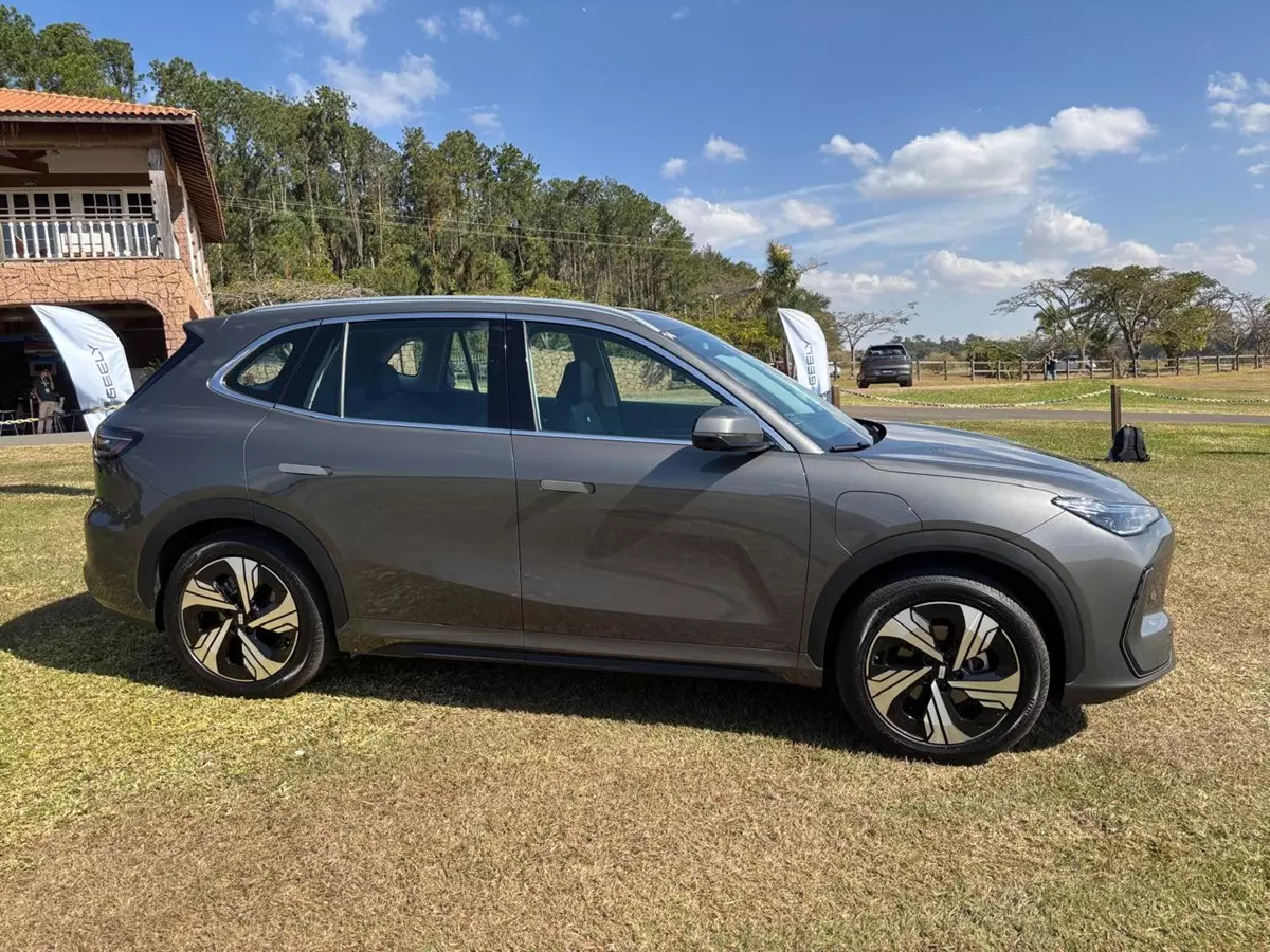 Novo Geely EX5 Max de lado na cor Cinza Ash