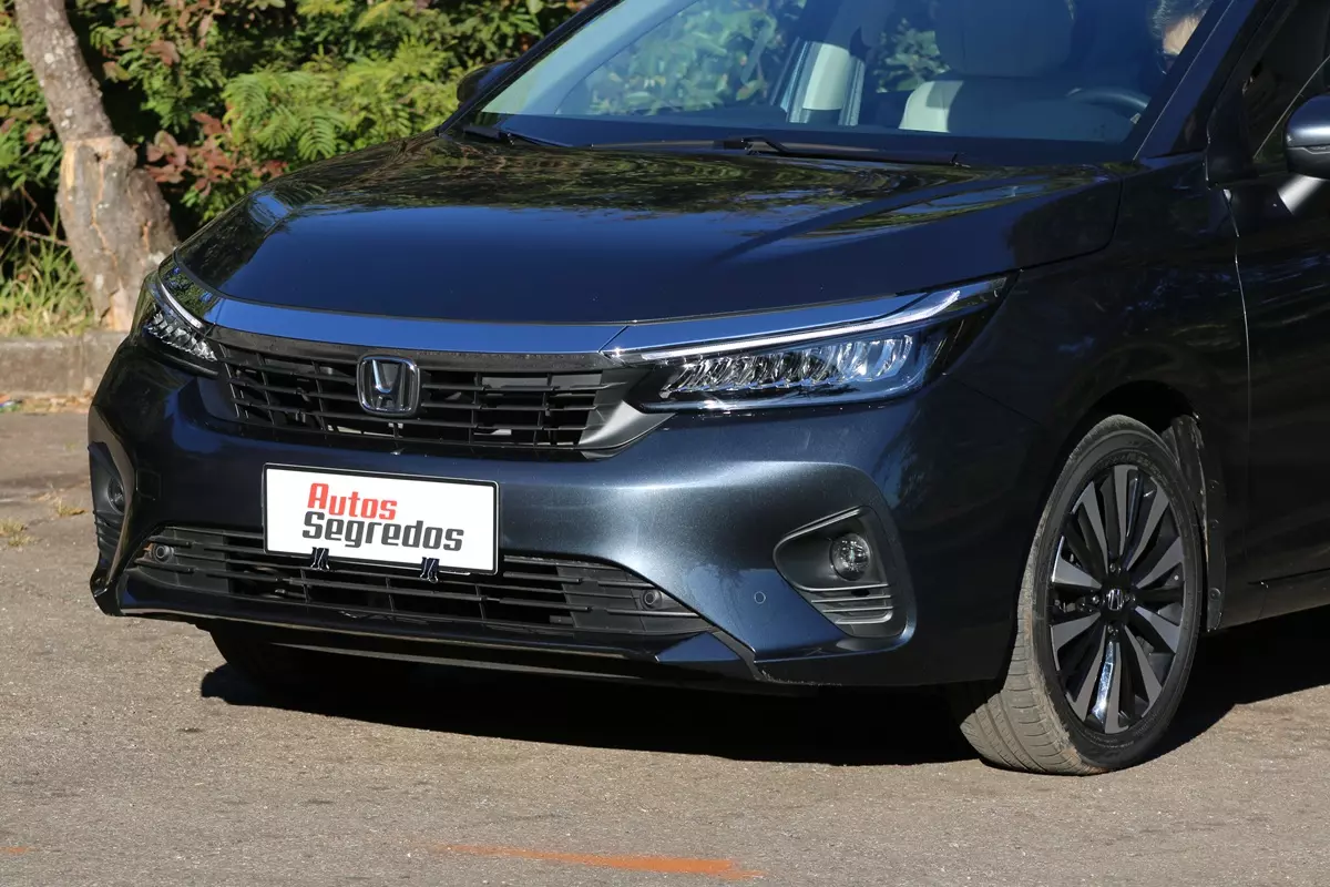 Novo Honda City Touring 2025 de frente na cor Cinza Basalto Metálico

