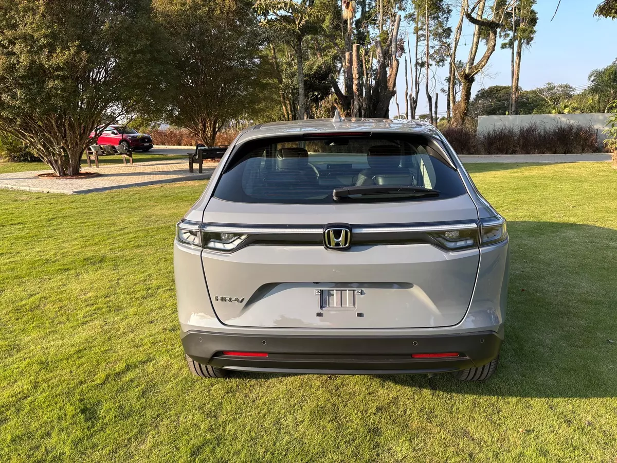 Novo Honda HR-V EXL 2026 de traseira na cor Cinza Titanium Perolizado