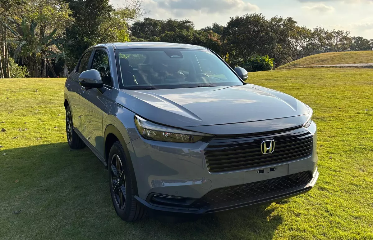 Novo Honda HR-V EXL 2026 de traseira na cor Cinza Titanium Perolizado
