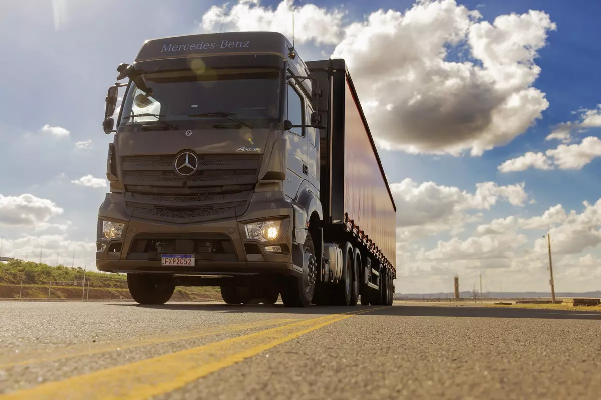 Novo Mercedes-Benz Axor 2025 de frente na cor marrom