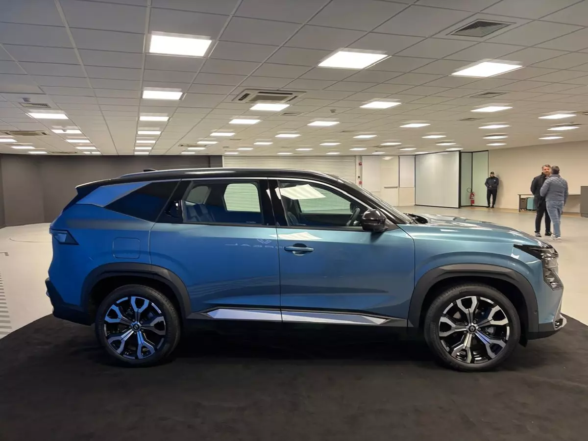 Novo Renault Boreal 2026 de lado na cor azul
