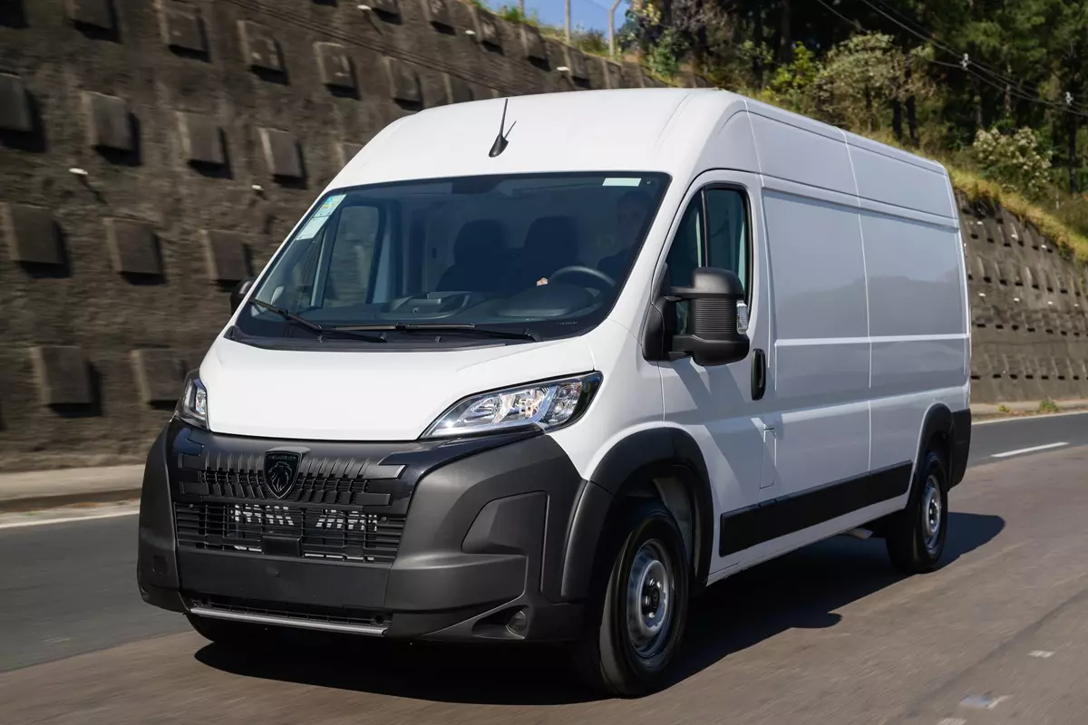  Peugeot Boxer Cargo 2026 de frente na cor branca