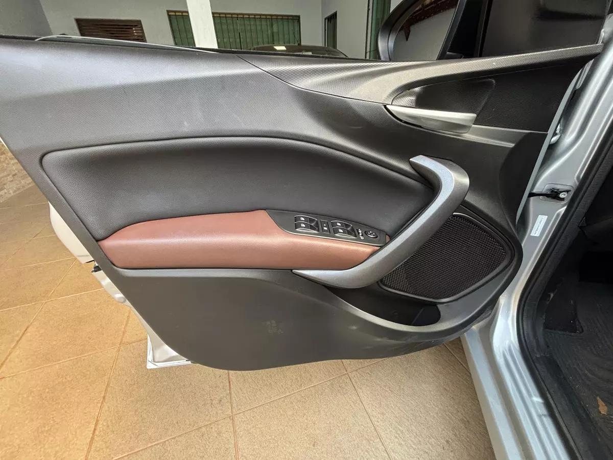 forração de porta dianteira esquerda do Fiat Cronos Precision 2026 

