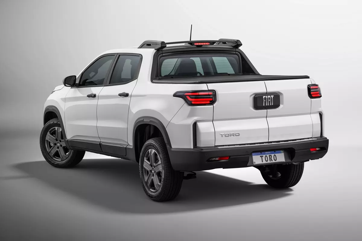 Fiat Toro Endurance 2026 de traseira na cor branca
