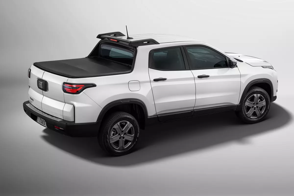 Fiat Toro Endurance 2026 de traseira na cor branca
