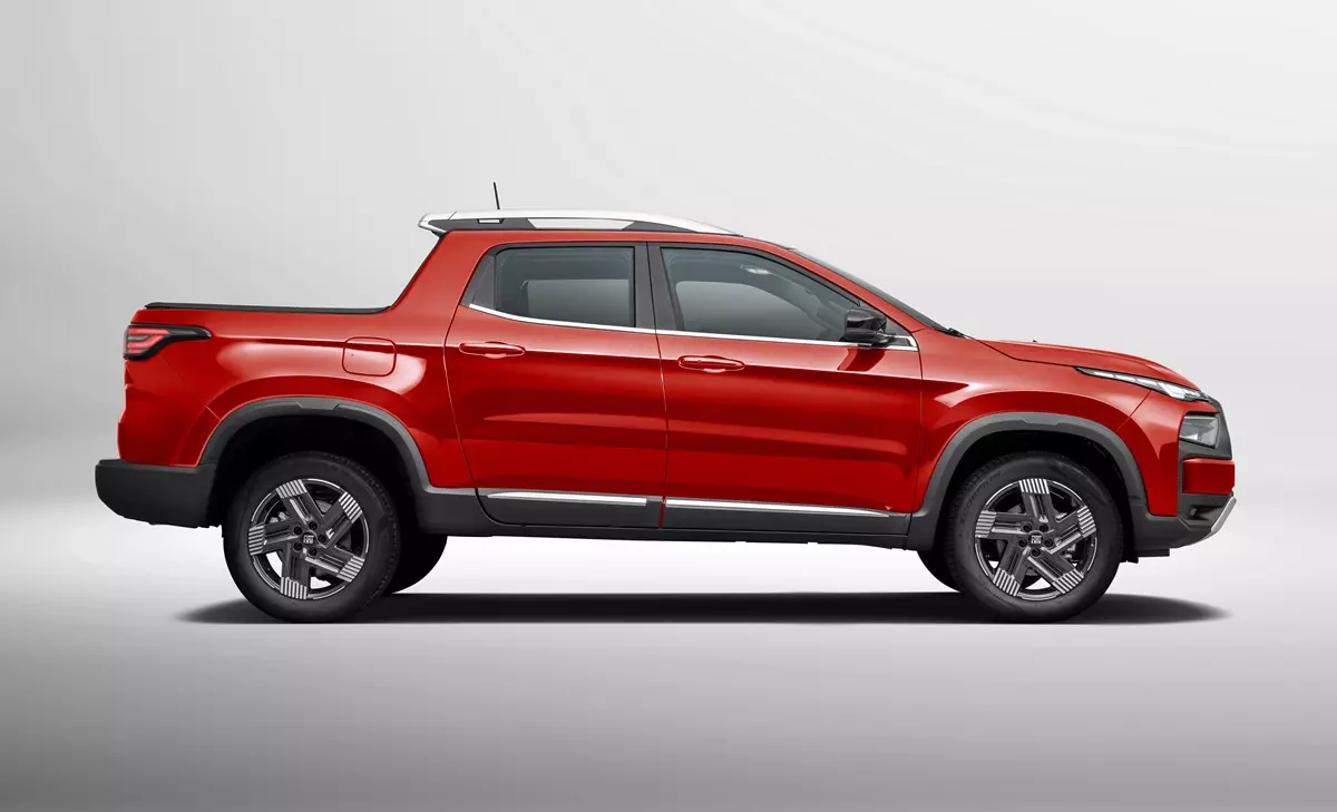 Fiat Toro Volcano 2026 de lado na cor vermelha
