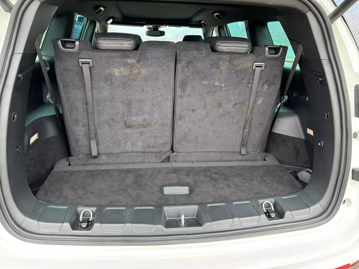 porta-malas do Jeep Commander Blackhawk 2026
