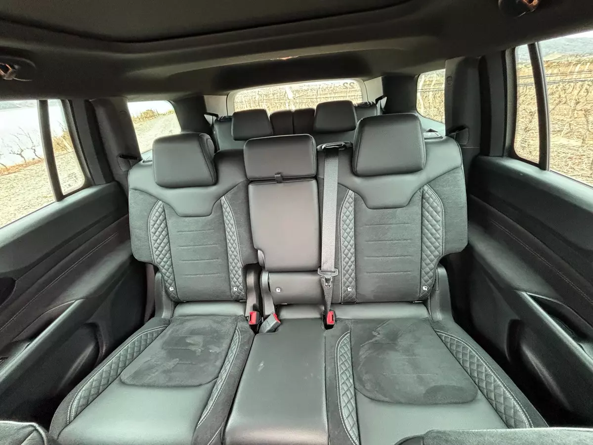 banco traseiro do Jeep Commander Blackhawk 2026
