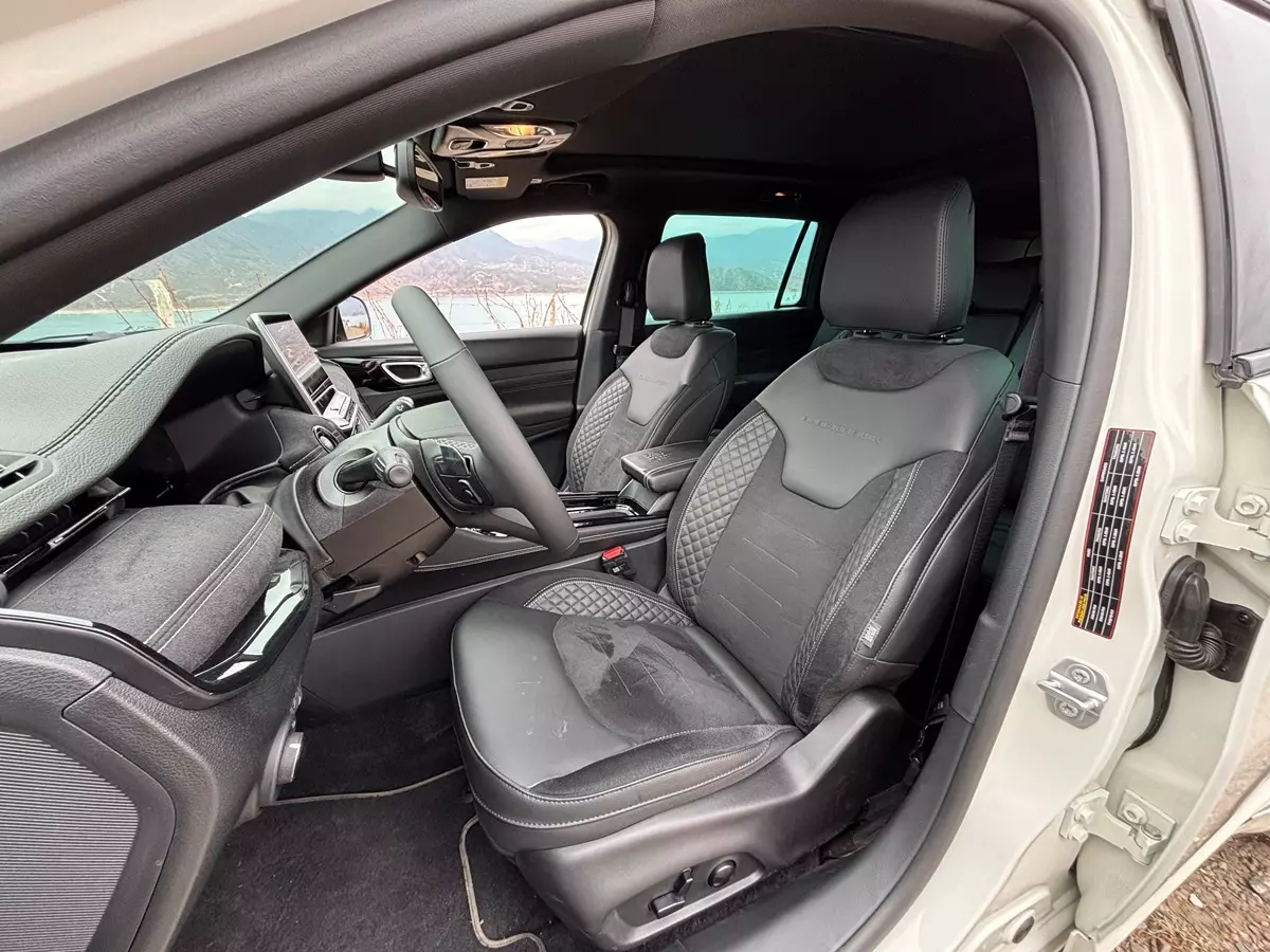 Bancos dianteiros do Jeep Commander Blackhawk 2026
