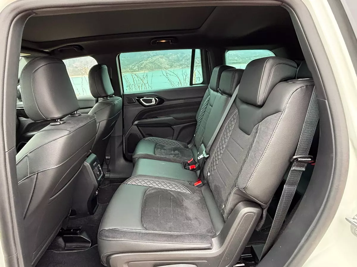 banco traseiro do Jeep Commander Blackhawk 2026
