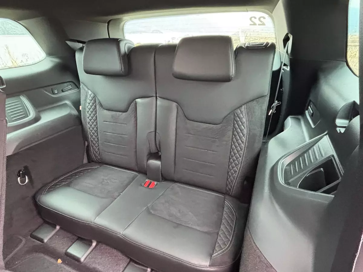 Terceira fileira de bancos do Jeep Commander Blackhawk 2026
