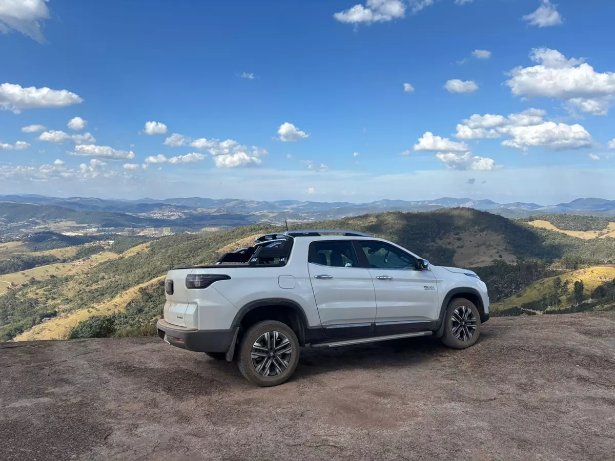 Fiat Toro Ranch TD 450 4x4 2026 de lado na cor branca
