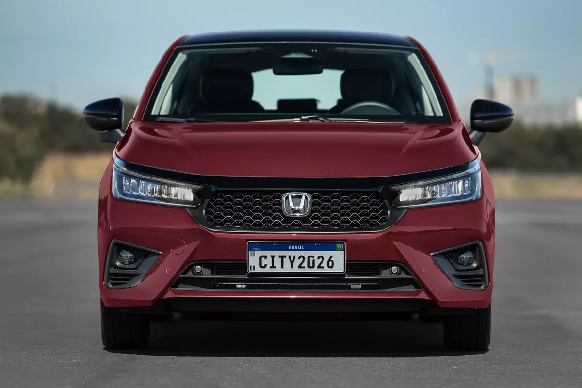 Novo Honda City Hatchback Touring Sport na cor vermelha de frente 