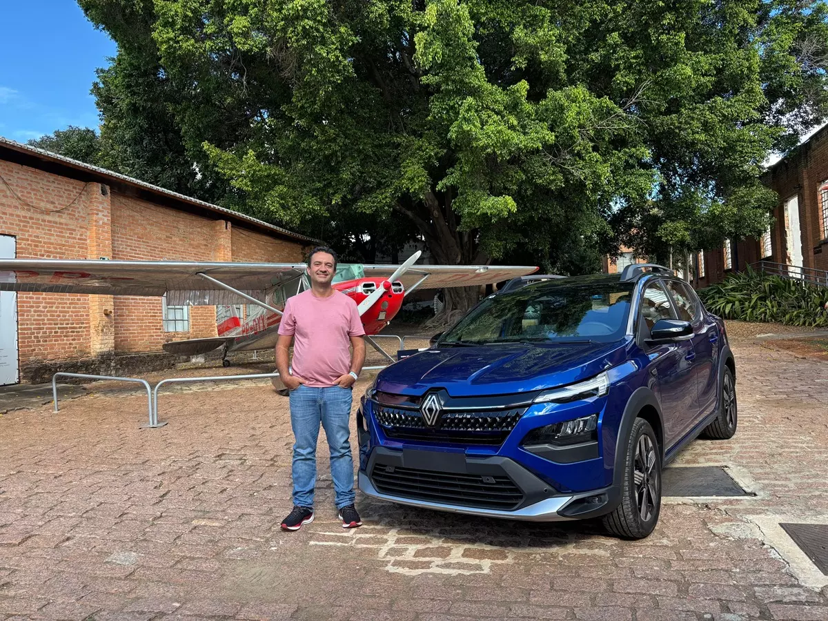 Novo Renault Kardian Iconic 2026 de frente na cor Azul Iron
