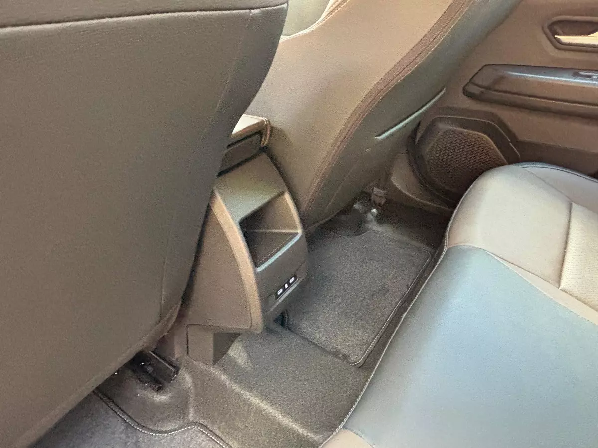 entradas USB-C traseira do Novo Renault Kardian Iconic 2026