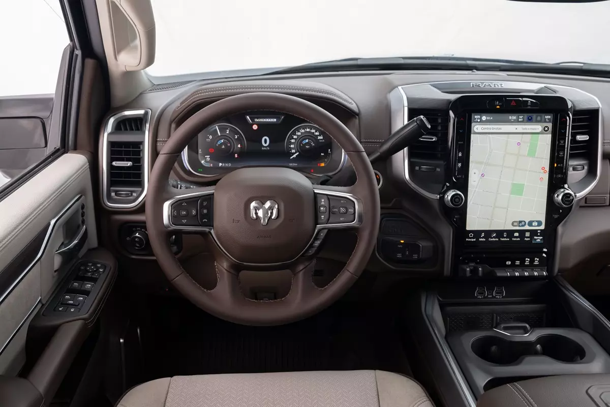 painel da Ram 2500 Laramie 2025  