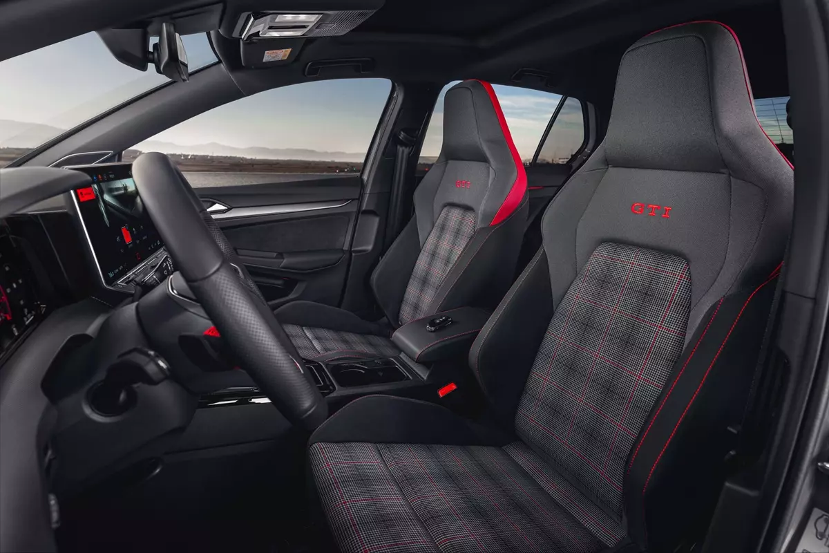 bancos dianteiros do VW Golf GTI 2026