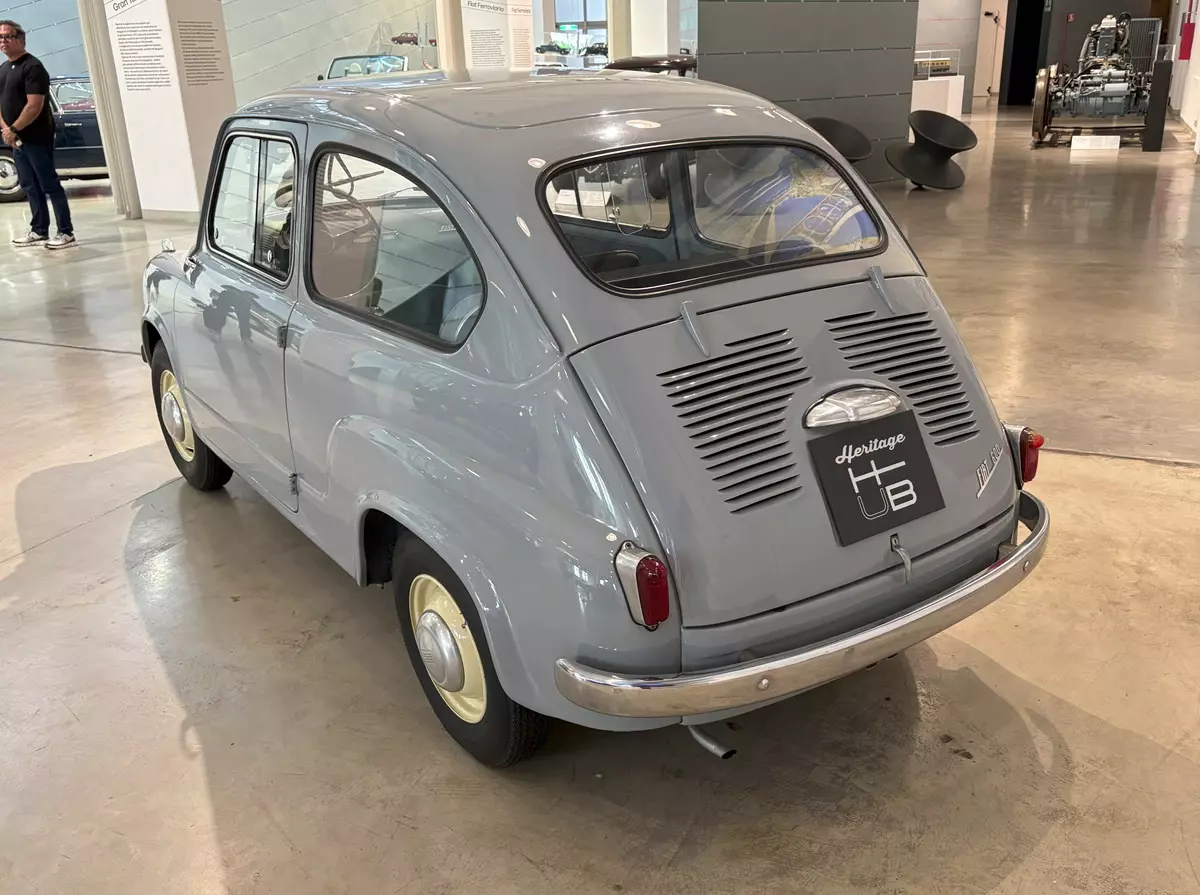 Fiat 600 de traseira na cor azul no Centro Storico Fiat