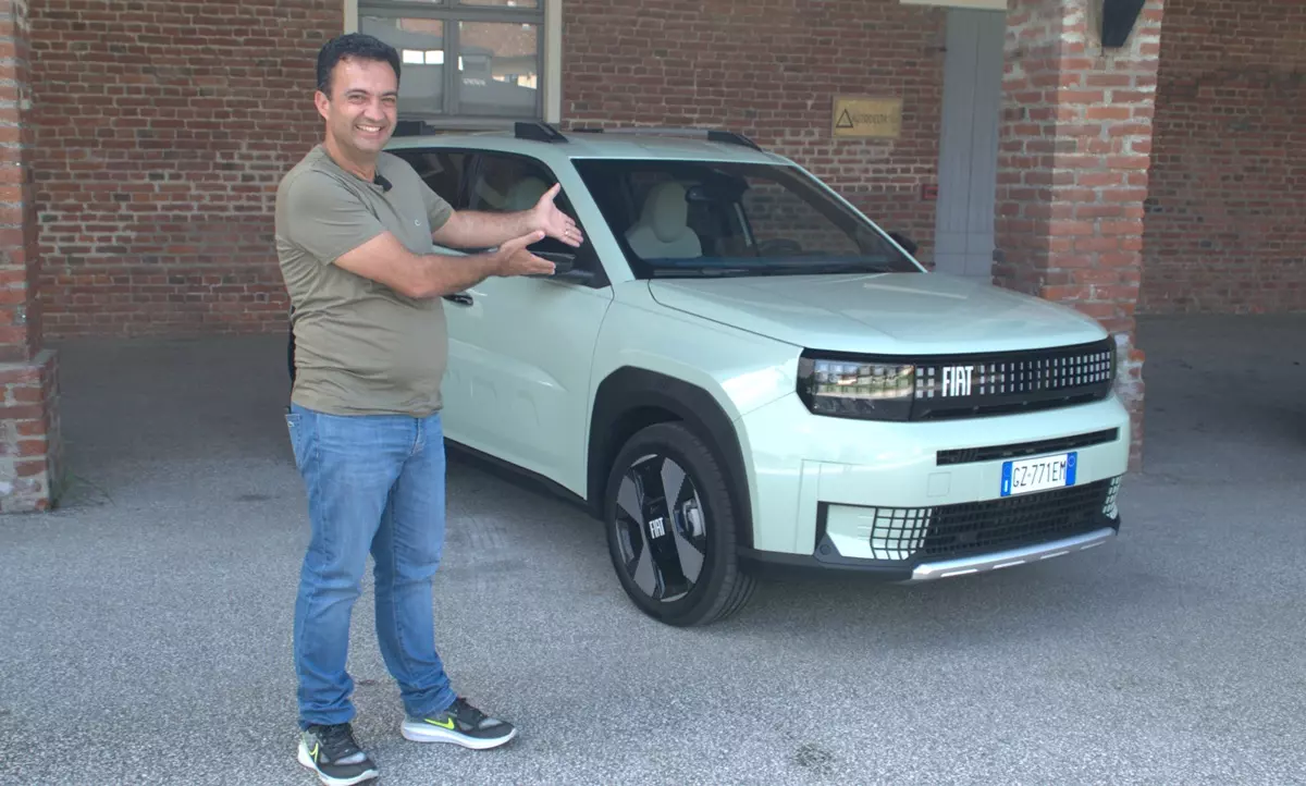 Fiat Grande Panda de frente na cor verde claro e o jornalista Marlos Ney Vidal