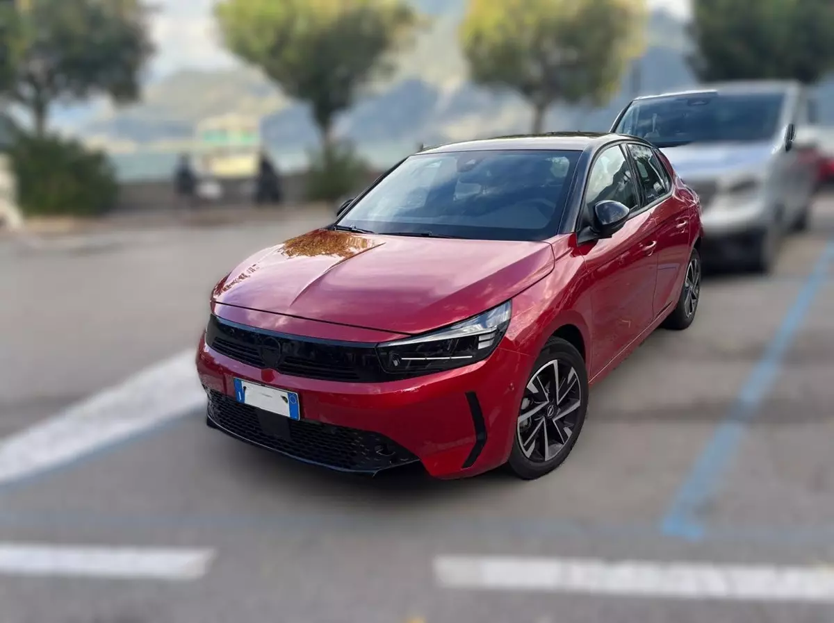 Novo Opel Corsa de frente na cor vermelha
