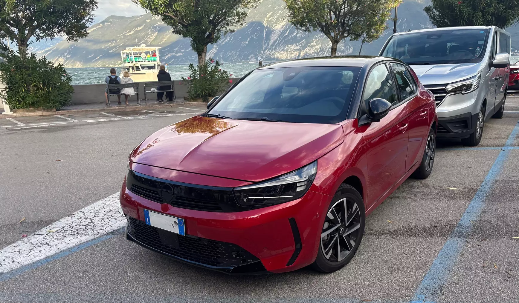 Novo Opel Corsa de frente na cor vermelha